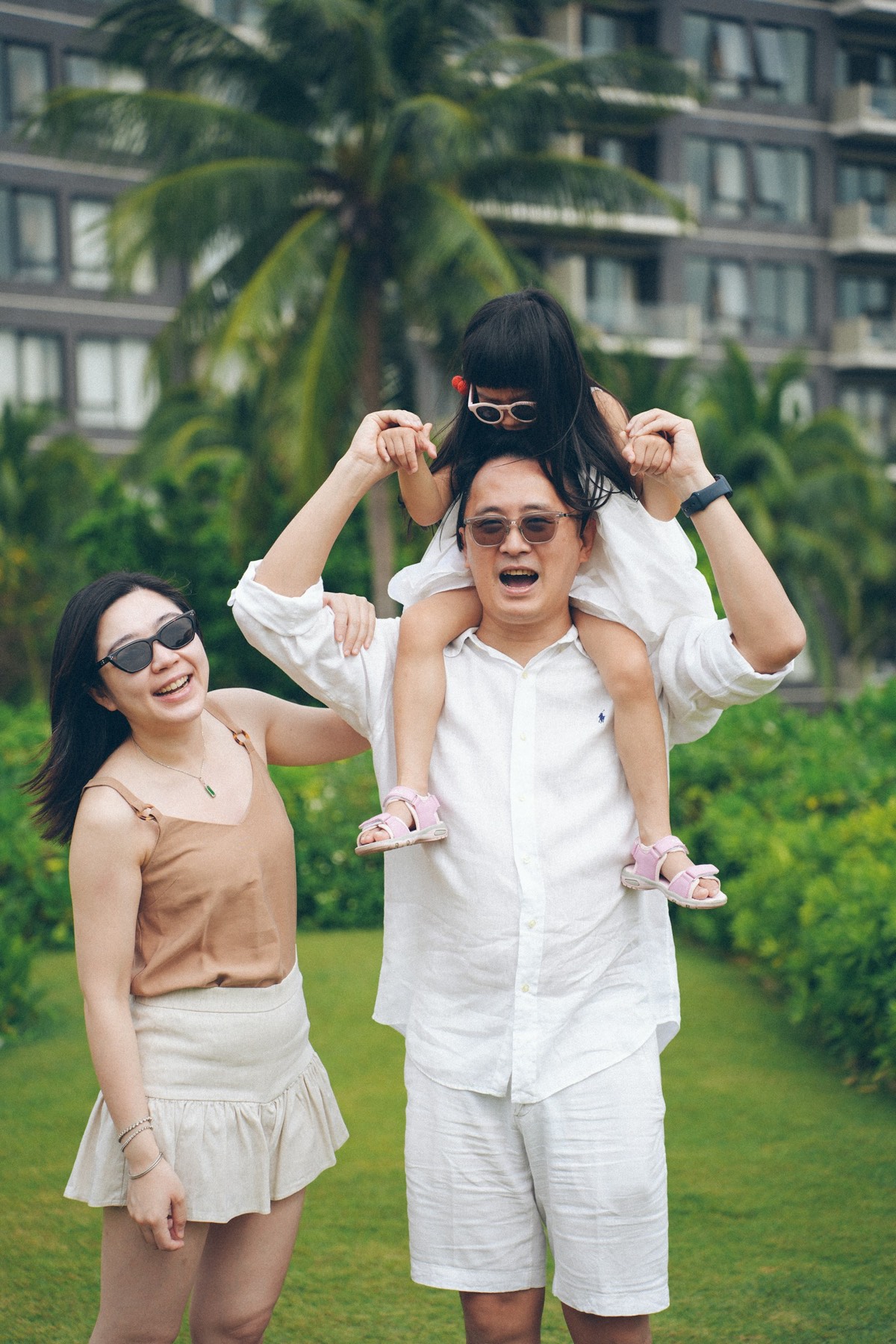 Gia đình tận hưởng khoảnh khắc hạnh phúc bên nhau